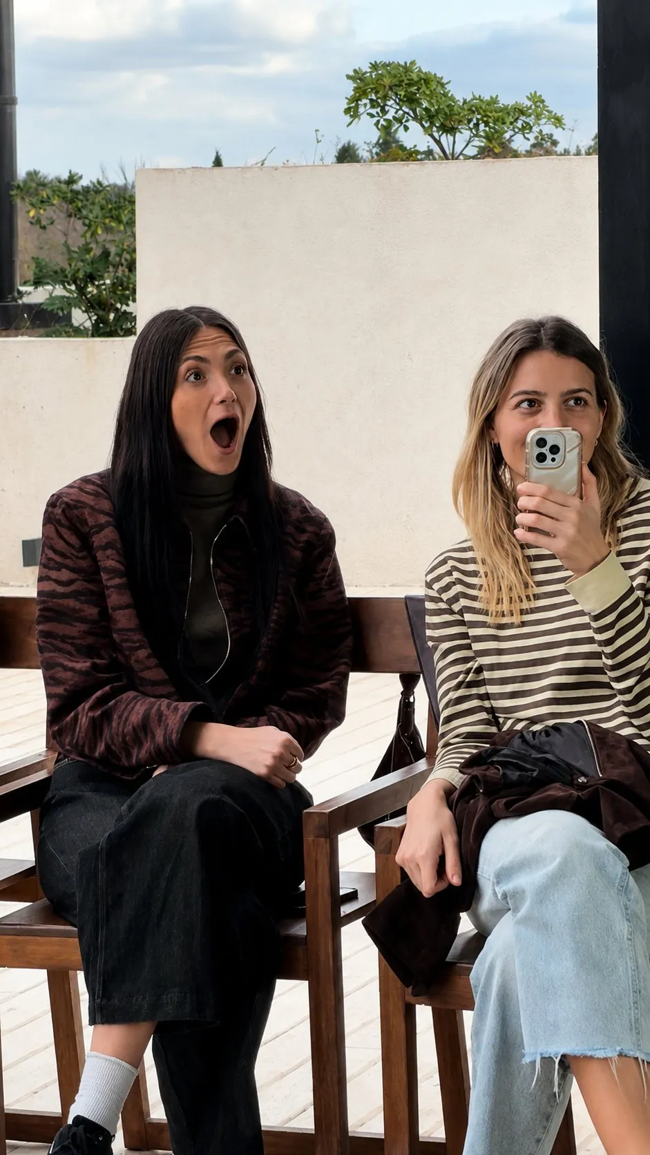 Dos amigas con la boca abierta