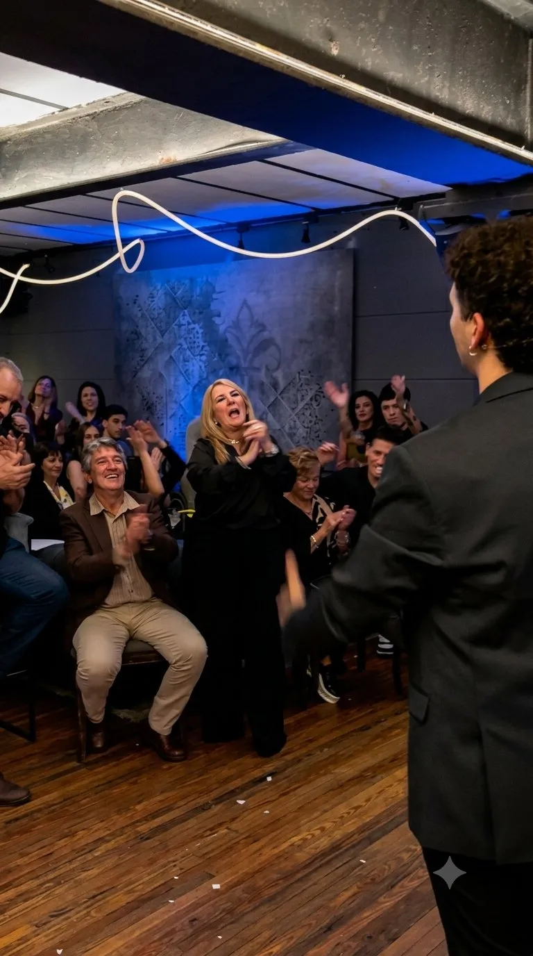 Facundo frente a un salón lleno, bajo luz azul